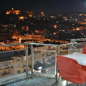 κάντε κράτηση εδώ